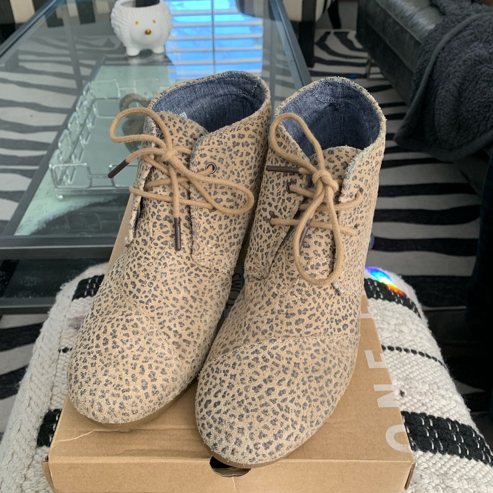 TOMS Desert Wedge Cheetah Suede Boot SZ 9 with box